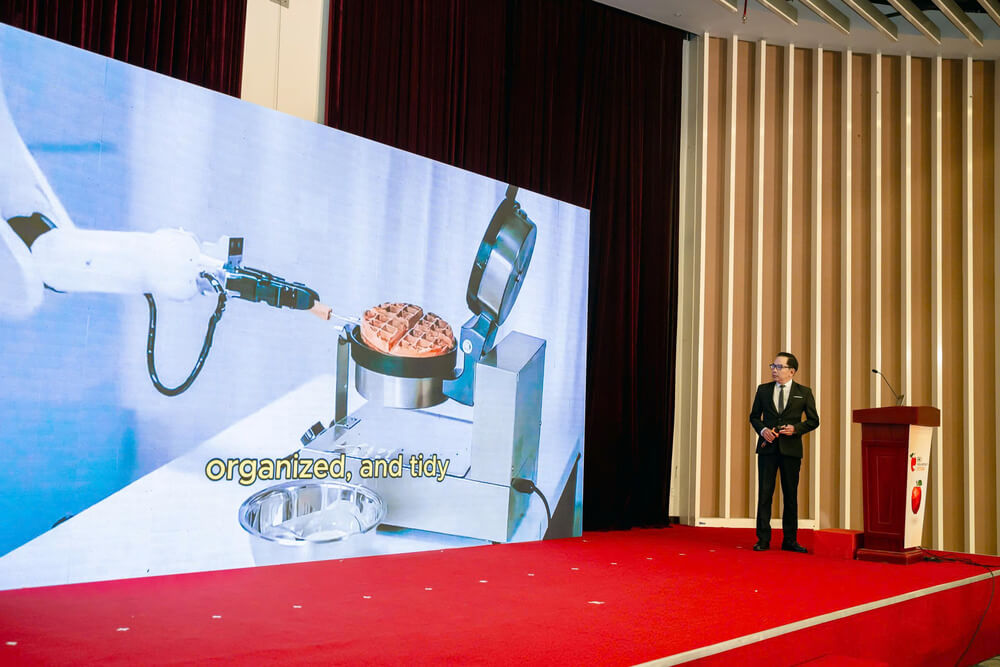 Giảng viên Trường Cao đẳng Du lịch Sài Gòn chia sẻ tại Hội thảo “Modern Housekeeping Management”