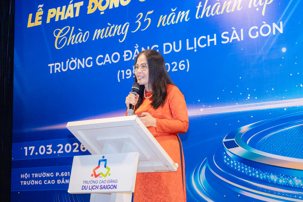 Hiệu trưởng Ngô Thị Quỳnh Xuân phát biểu tại Lễ phát động chuỗi hoạt động chào mừng 35 năm thành lập Nhà trường (1991 – 2026)