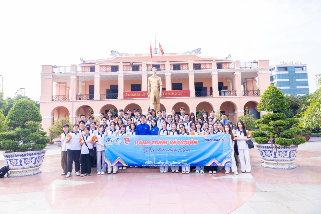 Đoàn viên - Thanh niên trường Cao đẳng Du lịch Sài Gòn tham gia chương trình "Hành trình về nguồn - Theo dấu chân Bác" tại Bến nhà Rồng