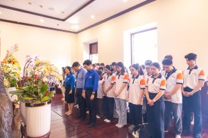 Thầy Nguyễn Hữu Công - Trưởng Phòng Công tác Sinh viên, Đ/c Nguyễn Minh Thuận - Phó Bí thư Đoàn trường, Đ/c Nguyễn Hoàng Quyên - UVBTV Đoàn trường và các bạn Đoàn viên sinh viên danh hương tại Phòng tưởng niệm Chủ tịch Hồ Chí Minh.