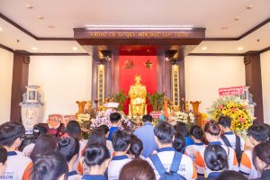 Thầy Nguyễn Hữu Công - Trưởng Phòng Công tác Sinh viên, Đ/c Nguyễn Minh Thuận - Phó Bí thư Đoàn trường, Đ/c Nguyễn Hoàng Quyên - UVBTV Đoàn trường và các bạn Đoàn viên sinh viên danh hương tại Phòng tưởng niệm Chủ tịch Hồ Chí Minh.