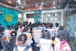 Các bạn sinh viên nghe thuyết minh về lịch sử, tìm hiểu về sự kiện năm 1911 khi Chủ tịch Hồ Chí Minh ra đi tìm đường cứu nước