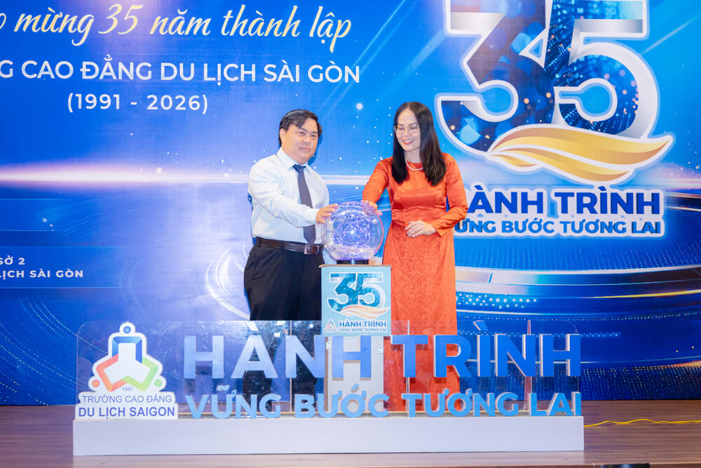 Khoảnh khắc quả cầu ánh sáng được kích hoạt, mở đầu cho hành trình kỷ niệm 35 năm