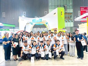 Sinh viên chụp lưu niệm tại triển lãm quốc tế Food & Hospitality Vietnam 2026 (FHV)