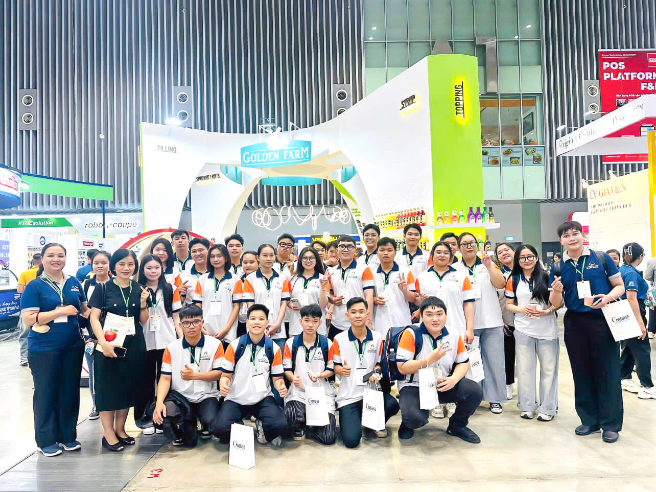 Sinh viên chụp lưu niệm tại triển lãm quốc tế Food & Hospitality Vietnam 2026 (FHV)