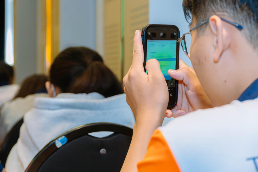 Sinh viên ghi nhận lại thông tin hữu ích tại chuyên đề