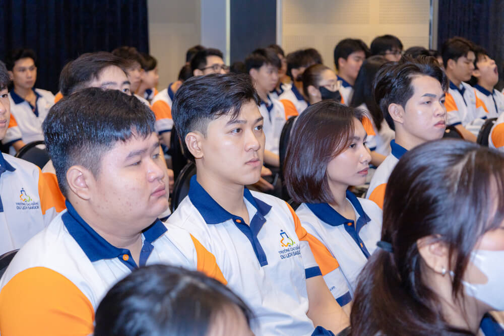 Sinh viên tham dự Lễ phát động chuỗi hoạt động chào mừng 35 năm thành lập Trường Cao đẳng Du lịch Sài Gòn