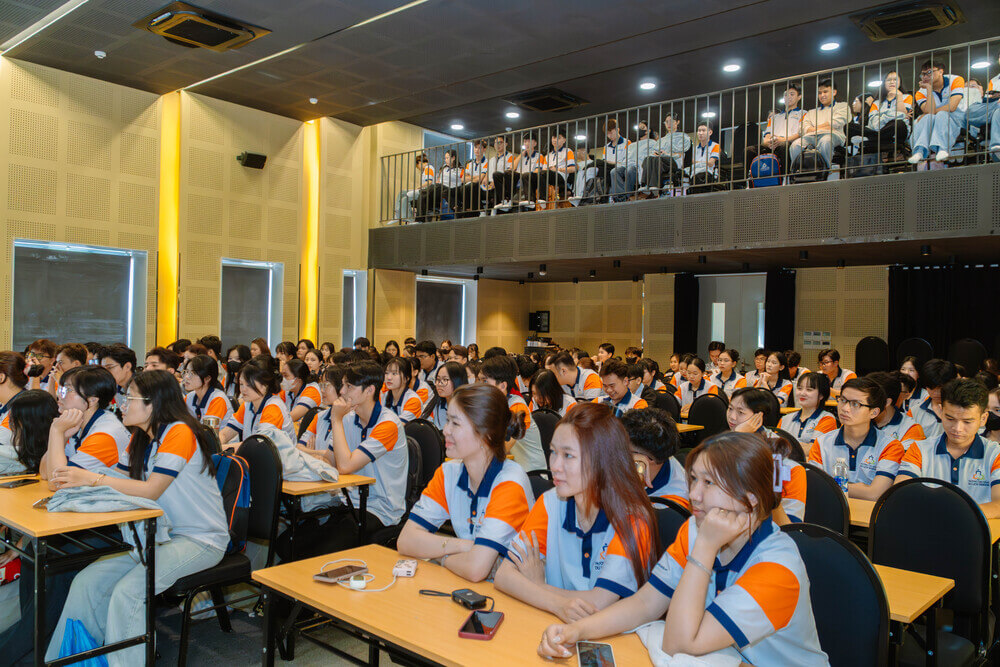 Sinh viên tham gia chuyên đề “Ứng dụng AI trong vận hành khách sạn chuyên nghiệp”