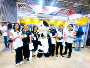 Sinh viên trải nghiệm các gian triển lãm tại FHV