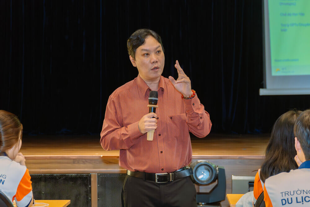Thầy Nguyễn Trọng Hoàng – Phó Hiệu trưởng Nhà trường chia sẻ tại chuyên đề