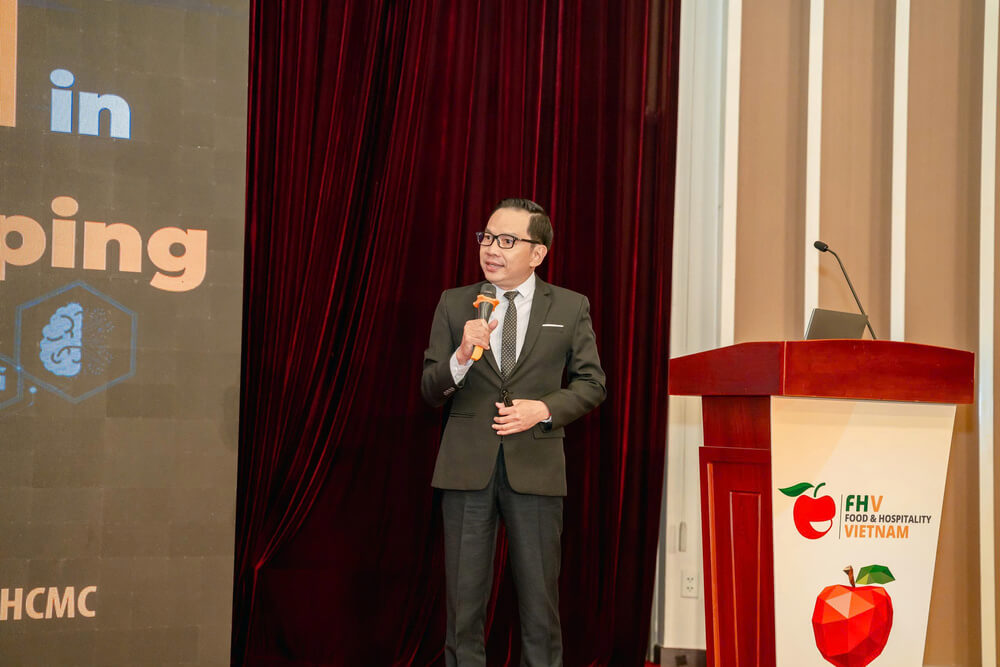 Thầy Nguyễn Tuấn Ngọc – Trưởng bộ môn Housekeeping, Trường Cao đẳng Du lịch Sài Gòn chia sẻ tại Hội thảo “Modern Housekeeping Management”