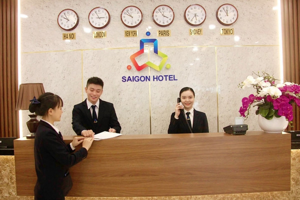 Nhân viên Lễ tân kiểm tra hệ thống và xử lý yêu cầu late check-out của khách