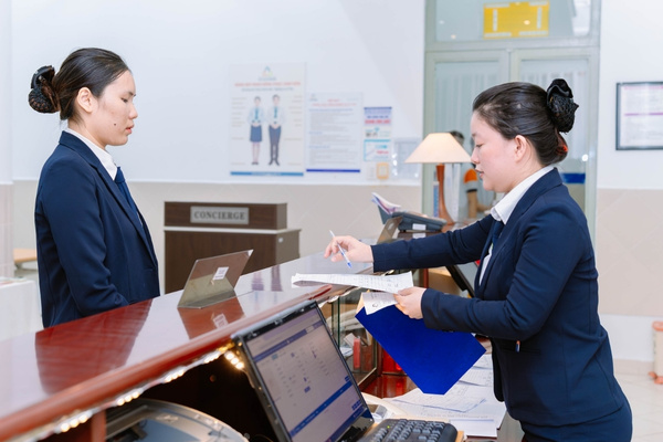 Lễ tân áp dụng chính sách late check-out công bằng và nhất quán cho mọi khách