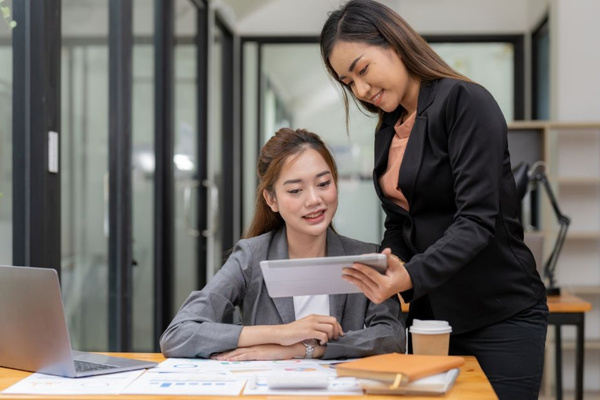 Sinh viên ngành Quản trị Kinh doanh thực hành kỹ năng phân tích và lập kế hoạch chiến lược