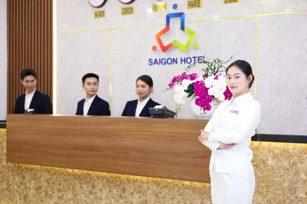 Sinh viên Quản trị Khách sạn được đào tạo trong phòng thực hành mô phỏng môi trường khách sạn cao cấp