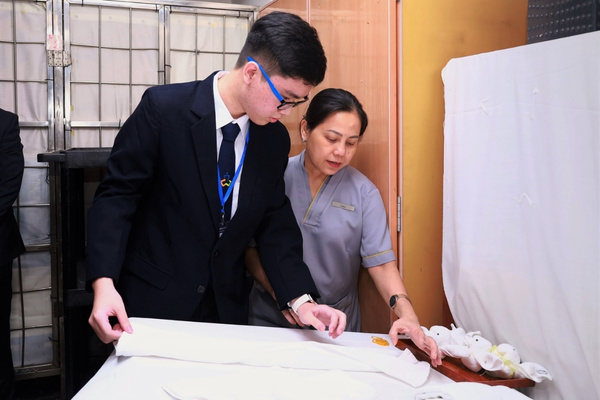 Thực tập sinh housekeeping dọn phòng và quản lý vật tư theo tiêu chuẩn 5 sao