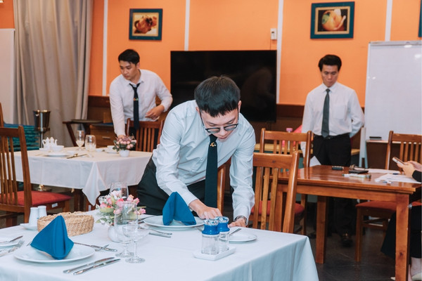 Thực tập sinh nhà hàng khách sạn được học phục vụ và pha chế đồ uống chuyên nghiệp
