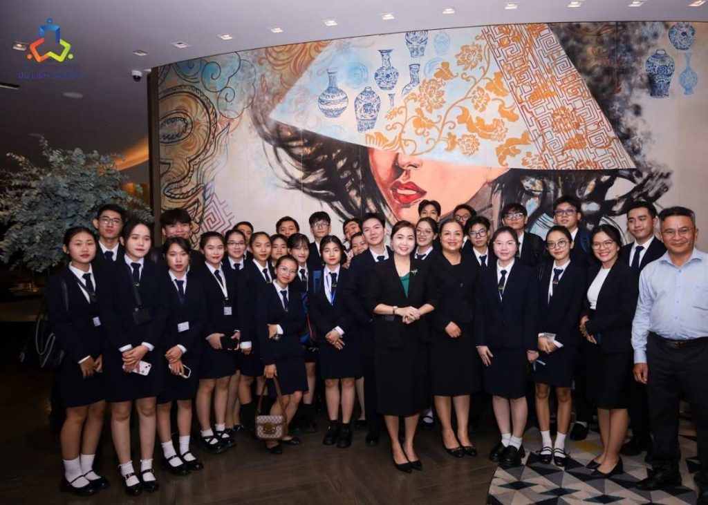 Nên học Quản trị Kinh doanh hay Quản trị Khách sạn