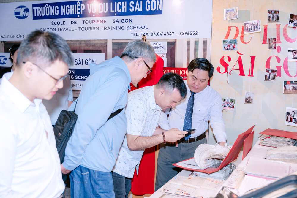 Anh Lâm Tuấn Huy – Cựu học viên HD51A1 – Giám đốc Điều hành Công ty TNHH Du lịch Travel24h – hào hứng chụp lại thông tin của mình trong cuốn sổ Quản lý học viên năm xưa