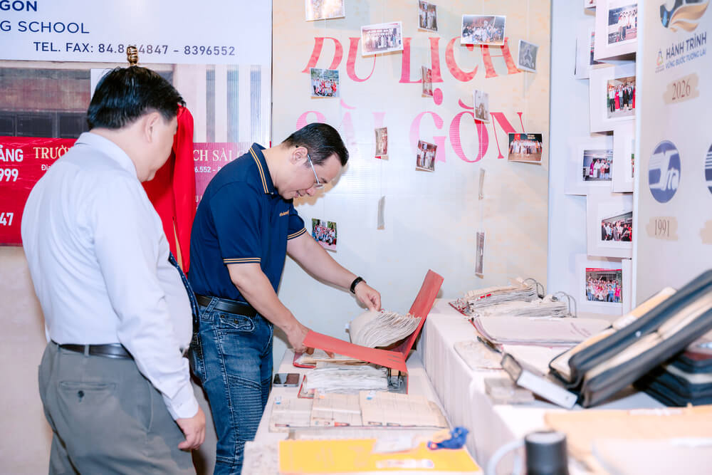 Anh Lưu Bá Côn – Cựu học viên HD51A1 – R&D Manager Công ty TNHH DV Du lịch Hoàn Mỹ – lặng nhìn lại những dòng thông tin của mình trong cuốn sổ năm xưa, nơi mọi hành trình bắt đầu