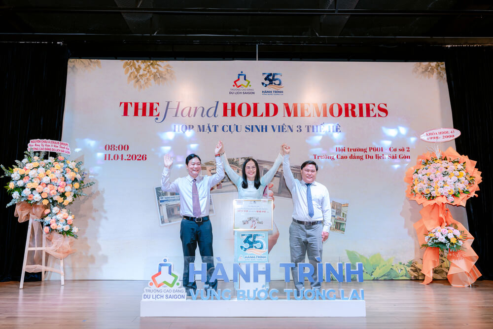 Ban Giám hiệu thực hiện nghi thức niêm phong “Hộp thời gian – Lời nhắn gửi 10 năm” sau khi các thế hệ cựu học viên, giảng viên và sinh viên