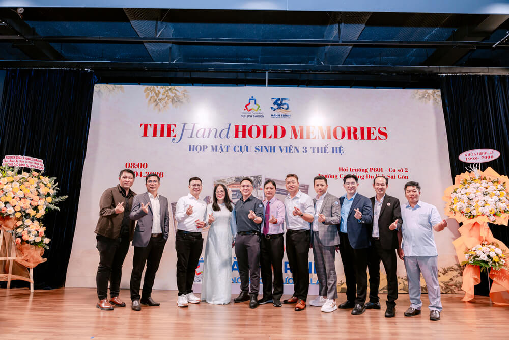 Các Cựu Sinh viên chụp ảnh lưu niệm cùng Thầy Cô DLSG tại họp mặt Alumni