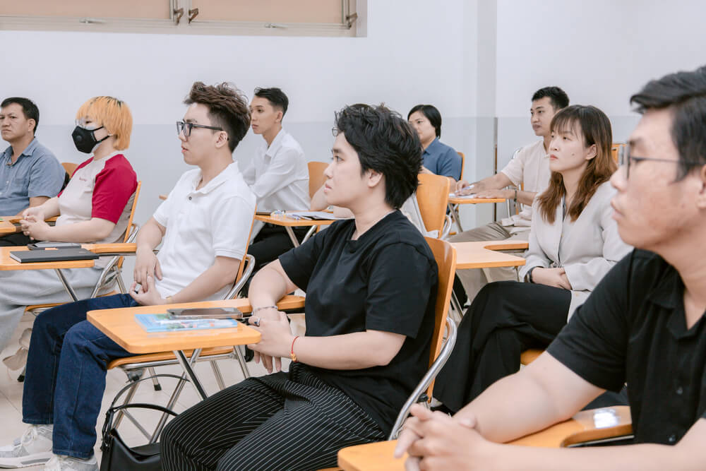 Các học viên khóa Bồi dưỡng Nghiệp vụ Hướng dẫn Du lịch ngắn hạn (khóa 06)