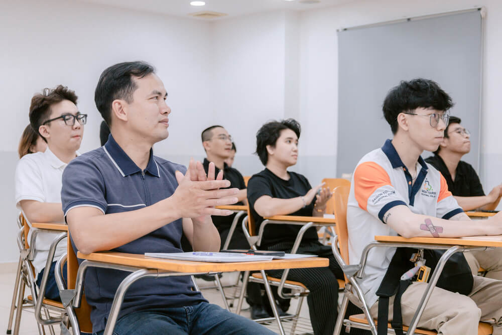 Các học viên tham dự Lễ khai giảng khóa Bồi dưỡng Nghiệp vụ Hướng dẫn Du lịch ngắn hạn (khóa 06)