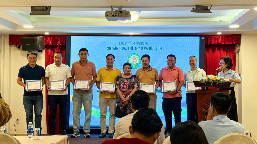 Các hướng dẫn viên khóa Cập nhật kiến thức tại Đồng Nai nhận giấy chứng nhận hoàn thành khóa học