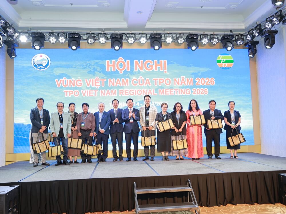 Các khách mời tham dự được quà tặng từ Hội nghị