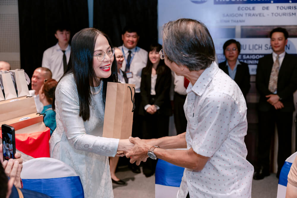 Cô Ngô Thị Quỳnh Xuân – Hiệu trưởng trân trọng trao tặng những phần quà tri ân đến các cựu giảng viên, thay lời cảm ơn sâu sắc cho những đóng góp bền bỉ và tâm huyết dành cho DLSG