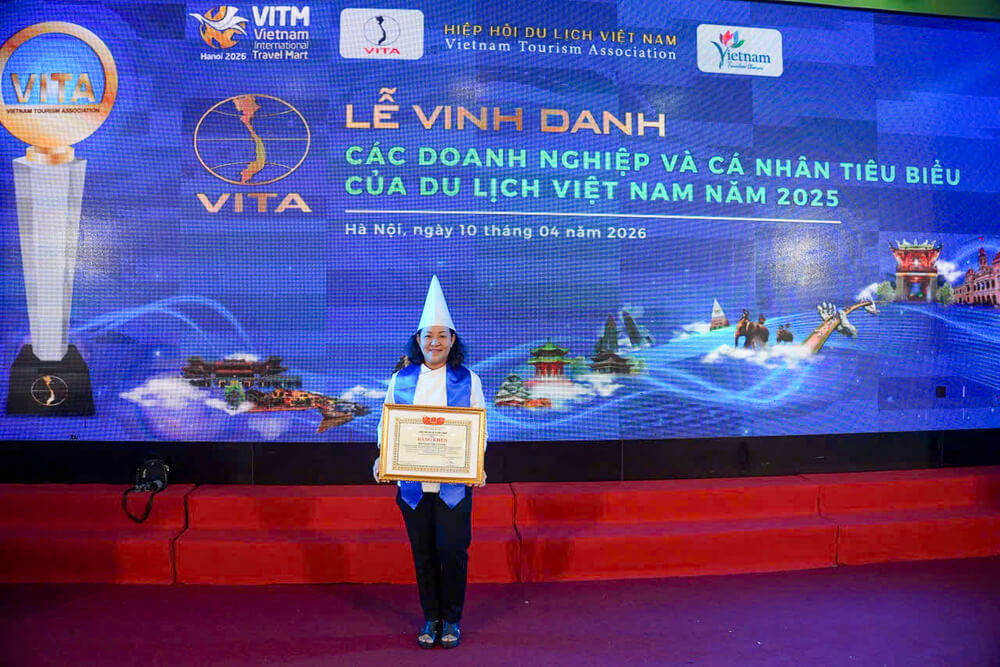Cô Phan Thúy Oanh (Trưởng bộ môn Kỹ thuật Chế biến Món ăn) được vinh danh “Đầu bếp xuất sắc năm 2025” tại VITM Hà Nội 2026
