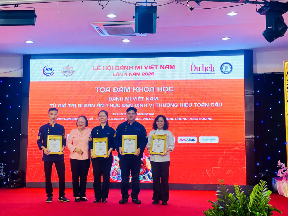 Cô Phan Thúy Oanh – Trưởng bộ môn Kỹ thuật Chế biến Món ăn – nhận chứng nhận Đầu bếp có đóng góp tích cực cho buổi tọa đàm