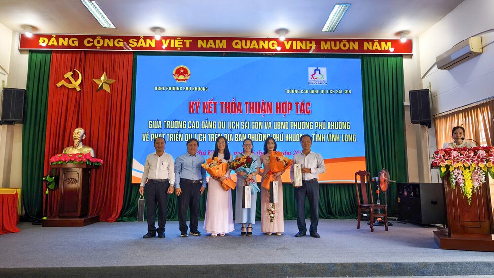 Đại diện lãnh đạo Sở Văn hóa, Thể thao và Du lịch tỉnh Vĩnh Long, lãnh đạo địa phương cùng Ban Giám hiệu Trường Cao đẳng Du lịch Sài Gòn