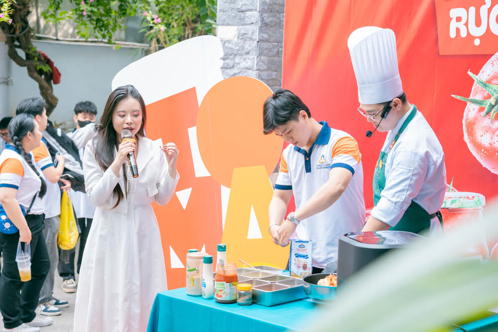 Demo chế biến món bánh từ xốt cà chua