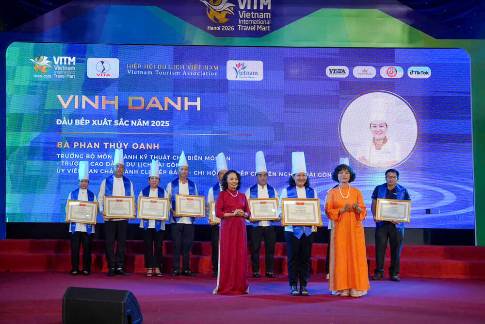 Giảng viên Phan Thúy Oanh (Trưởng bộ môn Kỹ thuật Chế biến Món ăn) được vinh danh “Đầu bếp xuất sắc năm 2025” tại VITM Hà Nội 2026