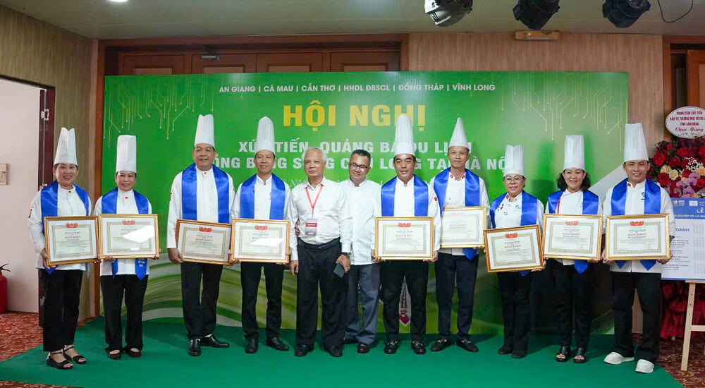 Giảng viên Phan Thúy Oanh chụp ảnh lưu niệm cùng các đầu bếp được vinh danh “Đầu bếp xuất sắc năm 2025
