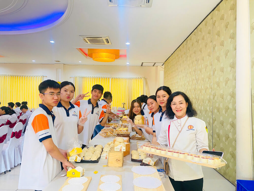 Giảng viên và sinh viên chuyên ngành Kỹ thuật Chế biến Món ăn tham gia hỗ trợ chuẩn bị tea break cho buổi tọa đàm