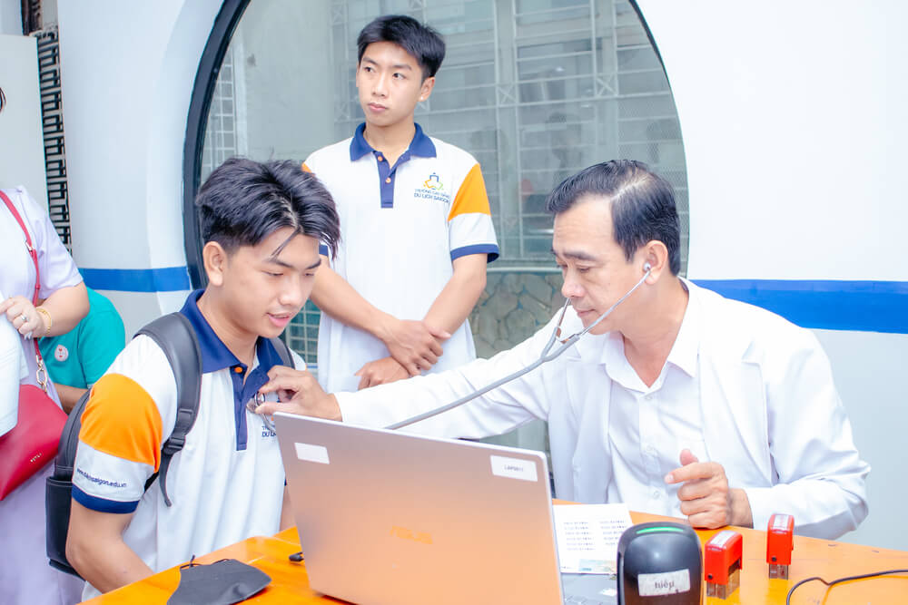 Khám sức khỏe trước khi hiến máu