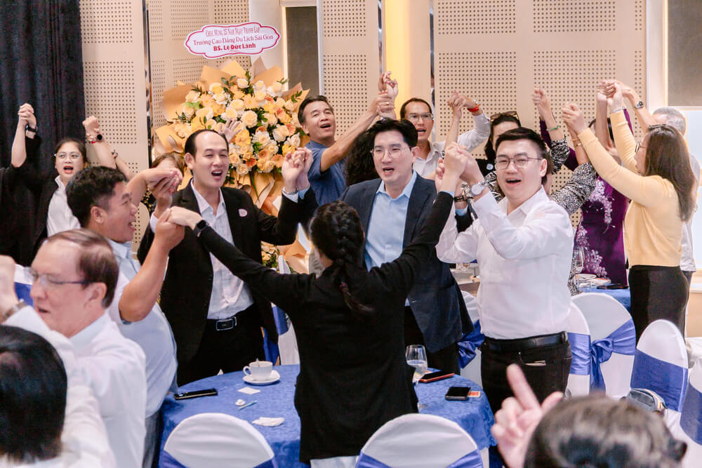 Khoảnh khắc tất cả cùng nắm tay nhau theo chủ đề The Hand