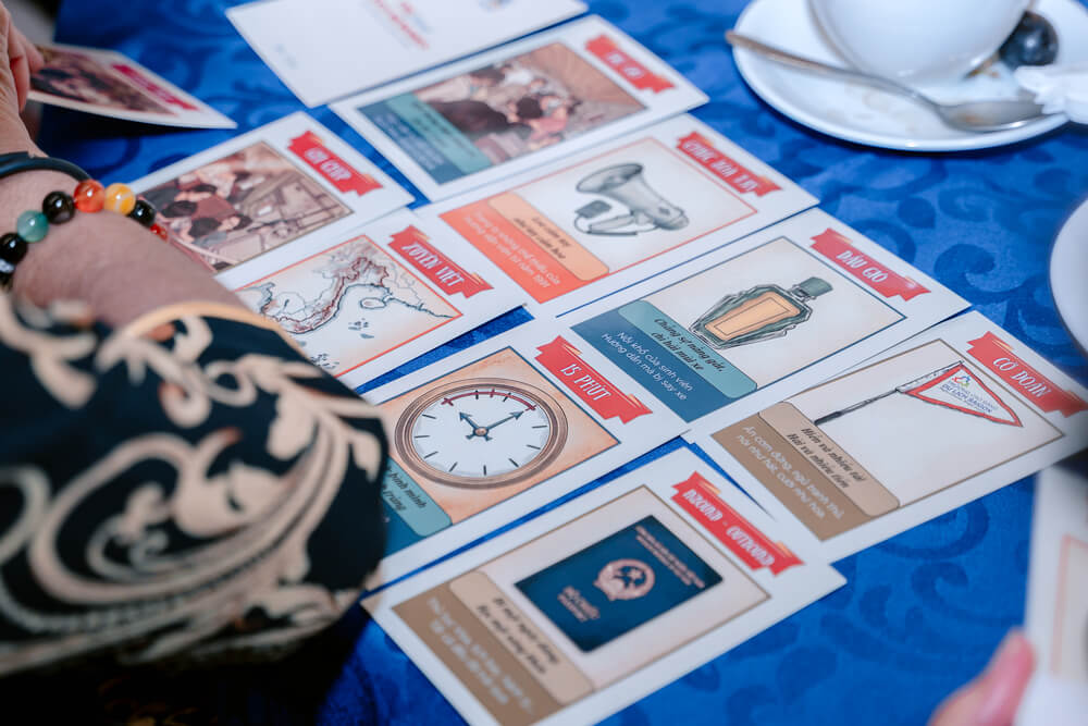 Những tấm thẻ nhỏ mang theo hình ảnh quen thuộc của từng ngành nghề được trao tận tay khách mời