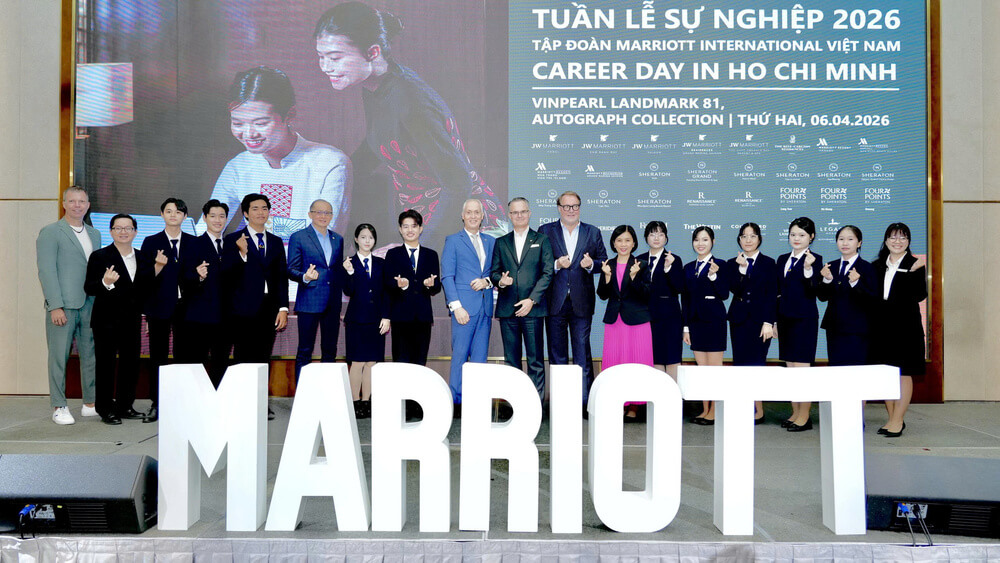 Sinh viên Du lịch Sài Gòn chụp ảnh cùng các GM tại chương trình “Marriott Vietnam Career Week 2026”