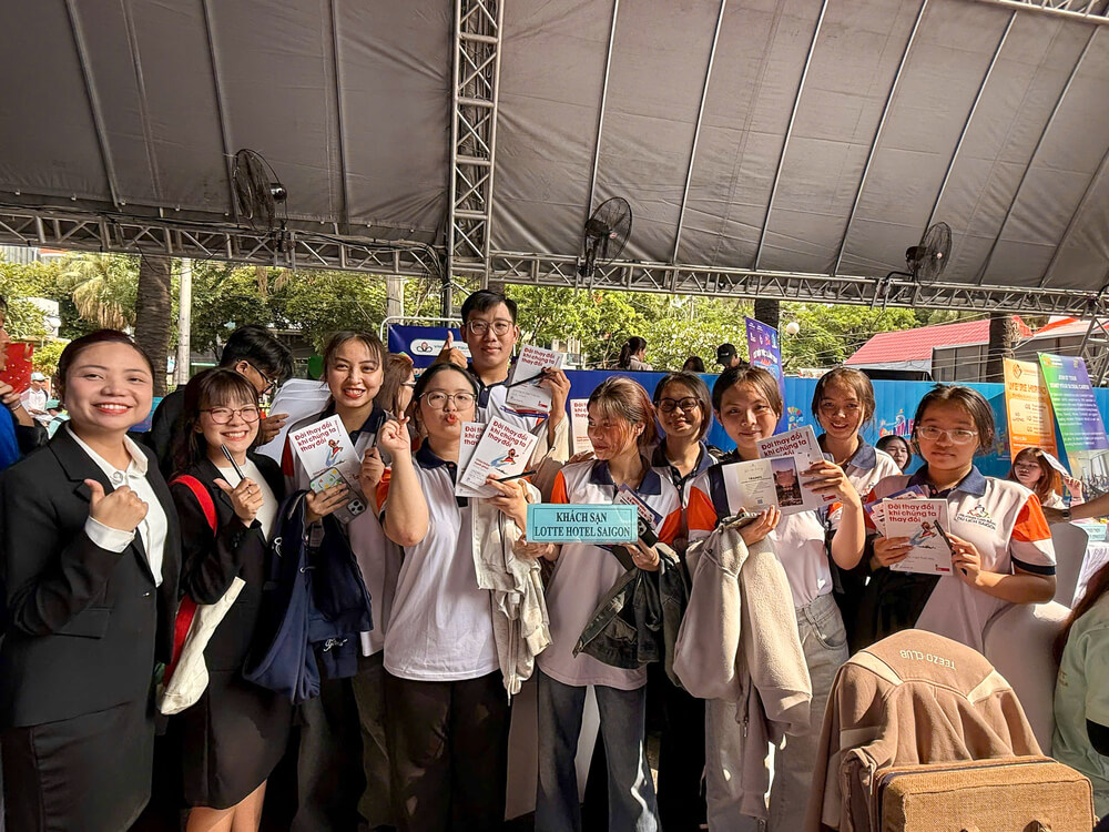 Sinh viên Du lịch Sài Gòn chụp ảnh lưu niệm cùng Doanh nghiệp