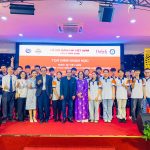 Sinh viên Kỹ thuật Chế biến Món ăn chụp ảnh lưu niệm cùng các chuyên gia tại Tọa đàm