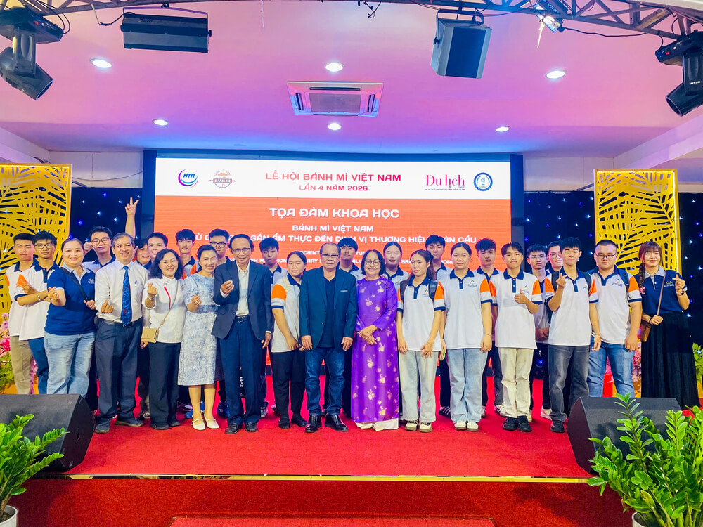 Sinh viên Kỹ thuật Chế biến Món ăn chụp ảnh lưu niệm cùng các chuyên gia tại Tọa đàm