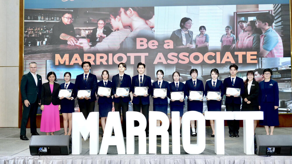 Sinh viên nhận chứng nhận khi tham gia hoạt động trải nghiệm nghề nghiệp tại Marriott