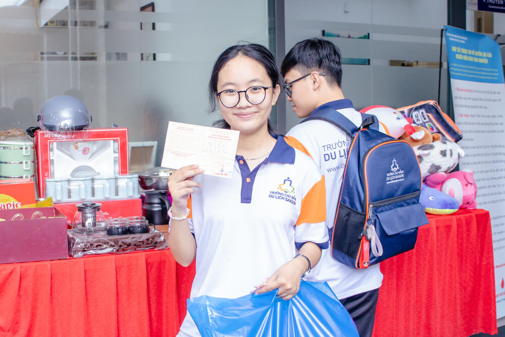 Sinh viên nhận được chứng nhận và quà sau khi hiến máu