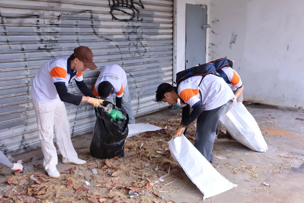 Sinh viên nhặt rác để cải thiện cảnh quan môi trường (2)