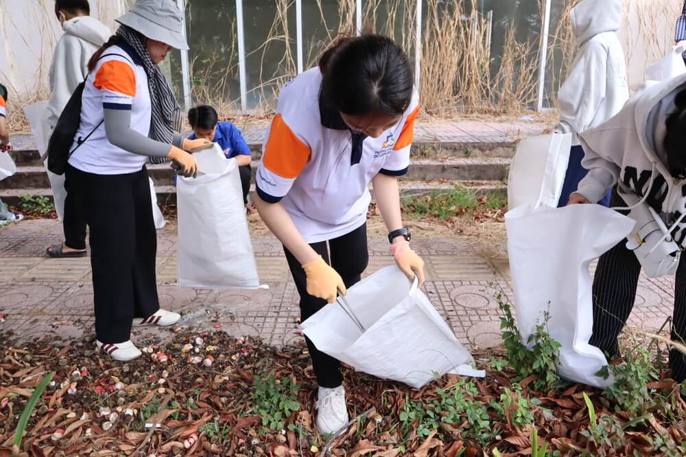 Sinh viên tham gia hoạt động tại chiến dịch môi trường