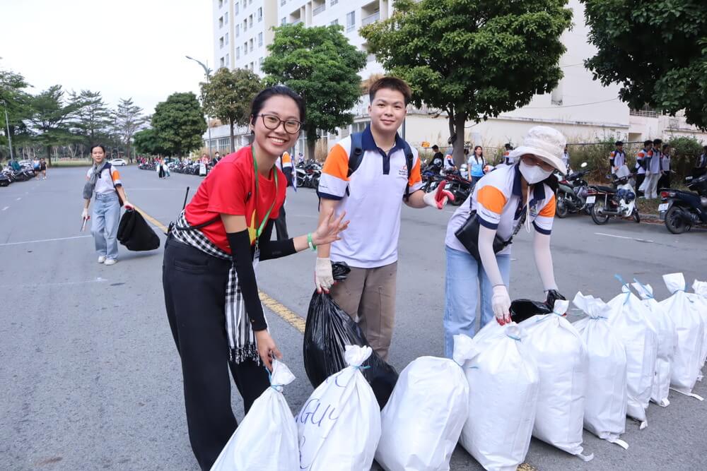 Sinh viên tham gia nhiệt tình các hoạt động tại chiến dịch môi trường